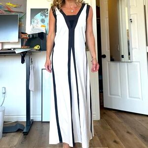Pretty black-and-white maxi dress slightly oversized